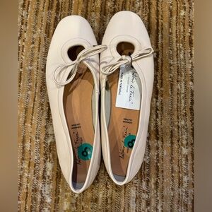 Leather Cream Flats with Bow Detail Sz 8